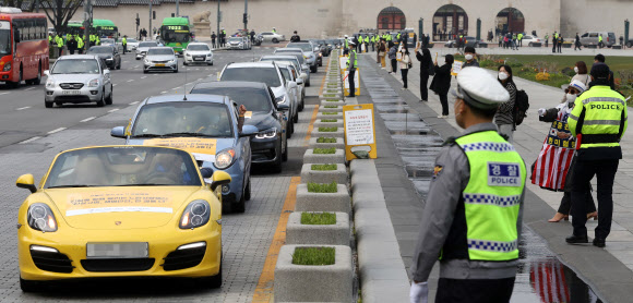 4·16 세월호 참사 가족협의회와 4월 16일의 약속 국민연대 회원들이 세월호 6주기를 맞아 광화문 광장 도로에서 ‘노란 차량행진’을 하고 있다. 이날 안산에서 출발한 이들은 국회와 검찰 등을 경유해 광화문광장 주위를 도는 퍼포먼스를 했다. 2020.4.11  연합뉴스