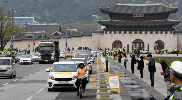 4·16 세월호 참사 가족협의회와 4월 16일의 약속 국민연대 회원들이 세월호 6주기를 맞아 광화문 광장 도로에서 ‘노란 차량행진’을 하고 있다. 이날 안산에서 출발한 이들은 국회와 검찰 등을 경유해 광화문광장 주위를 도는 퍼포먼스를 했다. 2020.4.11  연합뉴스