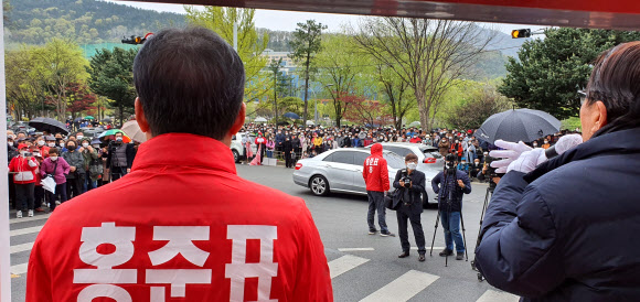 박찬종 전 국회의원(오른쪽)이 11일 대구 수성못에서 수성을 선거구에 무소속 출마한 홍준표 후보 지지 유세를 펼치고 있다. 2020.4.11.  연합뉴스