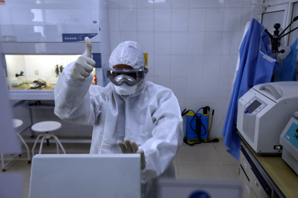 최근에야 코로나19 감염자가 최초로 확인된 예멘 수도 사나의 한 연구소 직원이 카메라를 향해 엄지를 치켜 들어 보이고 있다. 사나 EPA 연합뉴스 