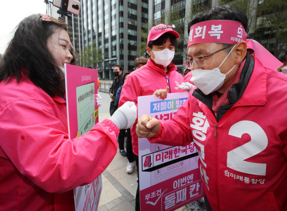미래한국당 청년유세단과 인사하는 황교안