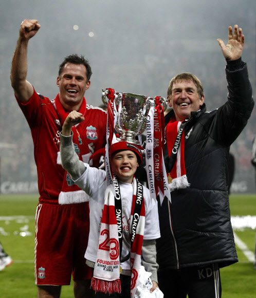 2012년 2월 리버풀을 지휘할 당시 리그 컵 대회에서 우승을 차지한 뒤 제이미 캐러거와 그의 아들과 함께 우승컵을 들고 기념사진을 찍고 있는 케니 달글리쉬(으론쪽) 감독. 로이터 연합뉴스