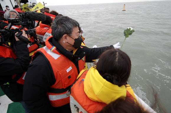 세월호 침몰 현장에 던져진 국화