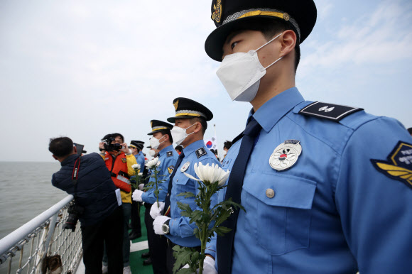 세월호 희생자 추모하는 해경