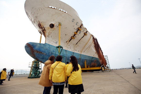 6년전 모습 그대로…세월호 둘러보는 유가족