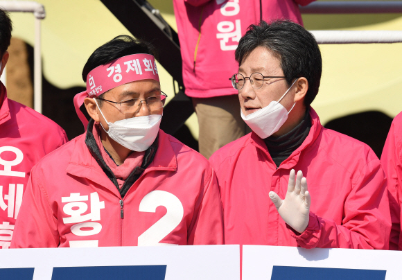 미래통합당 유승민(오른쪽) 의원이 서울 청계광장에서 열린 대국민 호소 집중유세에서 종로 황교안 후보와 대화하고 있는 모습. 오장환 기자 5zzang@seoul.co.kr