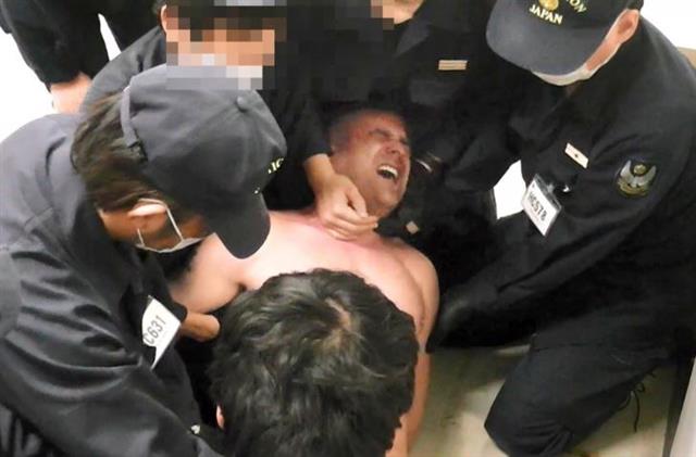 터키 국적의 쿠르드족 데니스가 지난해 1월 일본 이바라키현 우시쿠시 외국인 수용소에서 직원들에게 가혹행위를 당하던 당시의 영상.  데니스 변호인단 제공