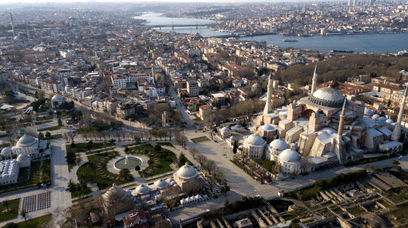 터키 이스탄불의 유명한 하기아 소피아 박물관 앞 도로 등이 11일(현지시간) 코로나19 확산 차단을 위해 이틀의 통금령이 발동하는 바람에 텅 비어 있다. 이스탄불 EPA 연합뉴스 