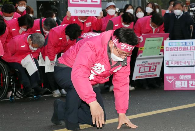 황교안 미래통합당 종로구 후보가 12일 서울 종로구 무악동 거리유세에서 큰절을 하며 지지를 호소하고 있다. 2020.4.12 뉴스1
