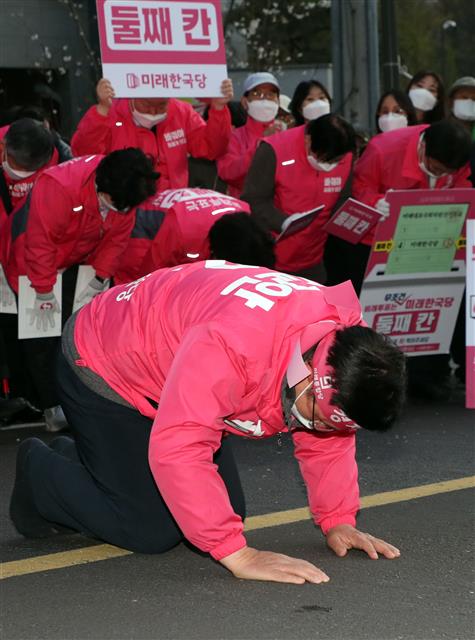 황교안 미래통합당 종로구 후보가 12일 서울 종로구 무악동 거리유세에서 큰절을 하며 지지를 호소하고 있다. 2020.4.12 뉴스1