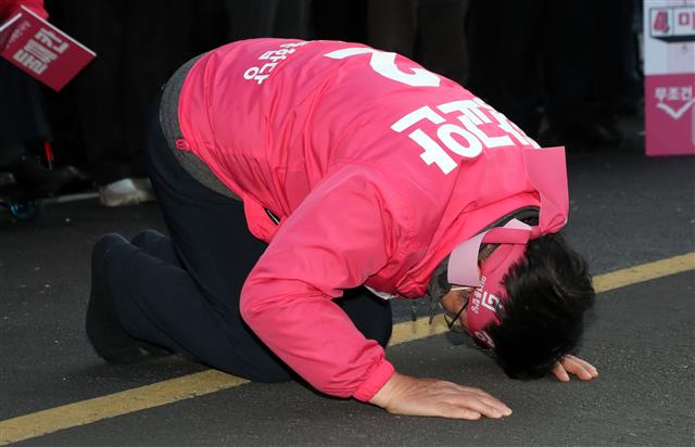 황교안 미래통합당 종로구 후보가 12일 서울 종로구 무악동 거리유세에서 큰절을 하며 지지를 호소하고 있다. 2020.4.12 뉴스1