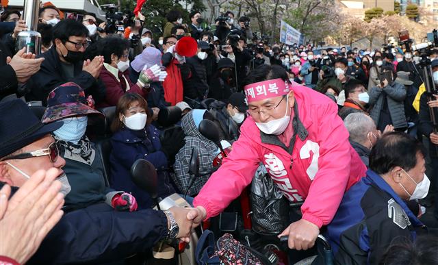 황교안 미래통합당 종로구 후보가 12일 서울 종로구 무악동 거리유세에서 시민들과 인사를 하고 있다. 2020.4.12 뉴스1