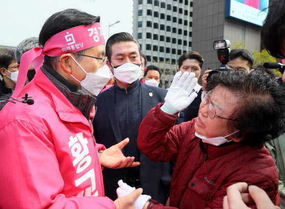 미래통합당 서울 종로 국회의원 후보인 황교안 총괄선대위원장이 휴일인 12일 서울 종로구 청계광장에서 열린 ‘4·15총선 대국민 호소 유세’에서 울분을 토하는 한 지지자의 호소를 듣고 있다.   2020.4.12  연합뉴스