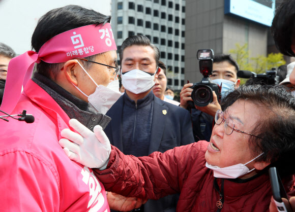 미래통합당 서울 종로 국회의원 후보인 황교안 총괄선대위원장이 휴일인 12일 서울 종로구 청계광장에서 열린 ‘4·15총선 대국민 호소 유세’에서 울분을 토하는 한 지지자의 호소를 듣고 있다.   2020.4.12  연합뉴스