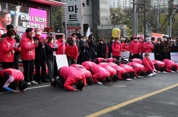 비례정당인 미래한국당 원유철 대표와 비례대표 후보들이 12일 서울 종로구 무악동에서 열린 미래한국당 서울 종로 황교안 국회의원 후보 거리유세에서 큰절하고 있다.  2020.4.12  연합뉴스
