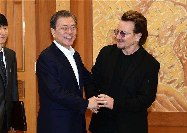 문재인 대통령이 2019년 12월 9일 청와대에서 록밴드 U2 리더이자 사회운동가 보노와 만나 악수하고 있다. 서울신문 DB