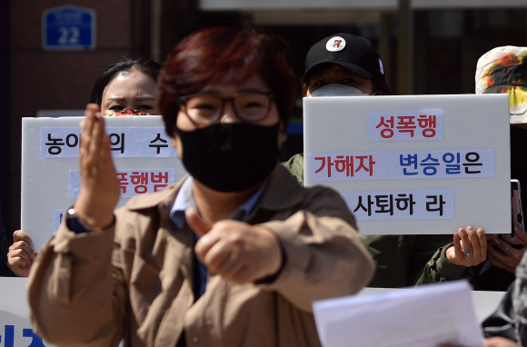 13일 서울 여의도 이룸센터에서 열린 전국농여성미투연대 한국농아인협회 회장 성폭력 고발 기자회견에 참석한 농아인들이 수화를 통해 자신들의 의견을 전달하고 있다. 2020.4.13 박지환기자 popocar@seoul.co.kr