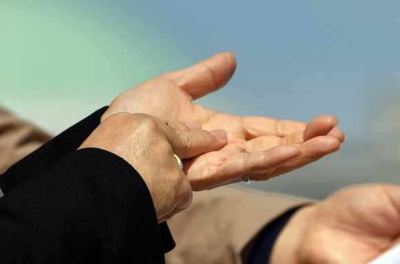 13일 서울 여의도 이룸센터에서 열린 전국농여성미투연대 한국농아인협회 회장 성폭력 고발 기자회견에 참석한 농아인들이 수화를 통해 자신들의 의견을 전달하고 있다. 2020.4.13 박지환기자 popocar@seoul.co.kr