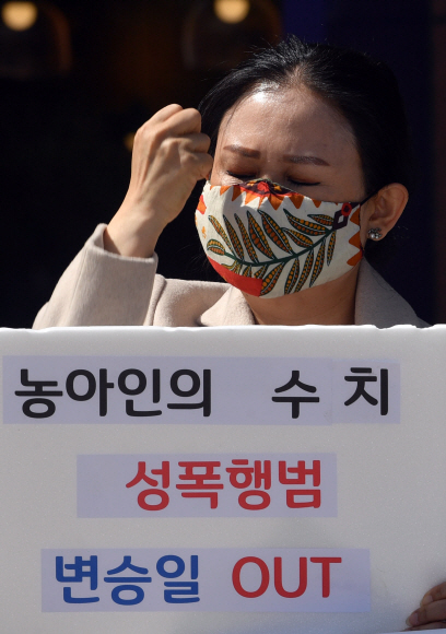 13일 서울 여의도 이룸센터에서 열린 전국농여성미투연대 한국농아인협회 회장 성폭력 고발 기자회견에 참석한 농아인들이 수화를 통해 자신들의 의견을 전달하고 있다. 2020.4.13 박지환기자 popocar@seoul.co.kr