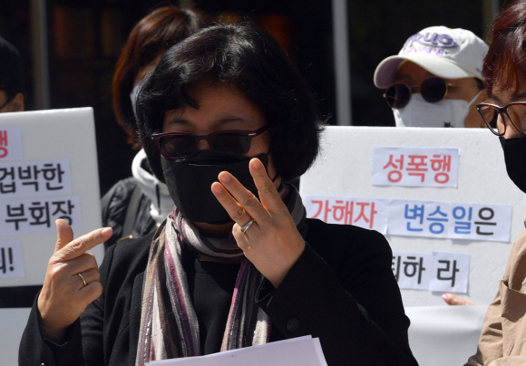 13일 서울 여의도 이룸센터에서 열린 전국농여성미투연대 한국농아인협회 회장 성폭력 고발 기자회견에 참석한 농아인들이 수화를 통해 자신들의 의견을 전달하고 있다. 2020.4.13 박지환기자 popocar@seoul.co.kr