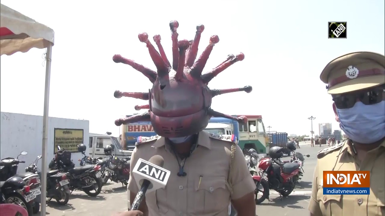 한 인도 경찰이 사람들이 집안에서만 머무는 격리 정책을 따르도록 하기 위해 코로나19 바이러스 모양의 헬멧을 쓰고 있다. 유튜브 화면 캡처