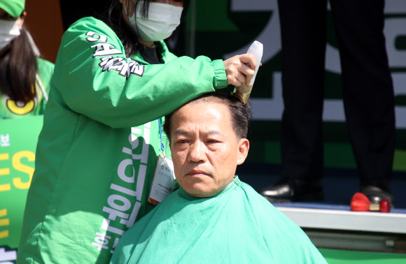 삭발하는 조형철