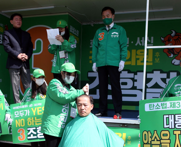 삭발하는 조형철 후보