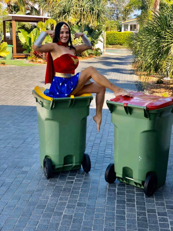 화려한 옷을 입고 문 앞에 쓰레기를 버리러 가는 장면을 담은 사진이나 동영상을 소셜네트워크서비스(SNS)에 게재하는 ‘빈 아이솔레이션 아우팅’(Bin Isolation Outing)에 참여한 이들. 페이스북 캡처