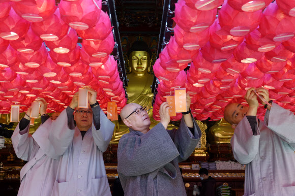 조계사 주지 지현 스님(오른쪽 두 번째)과 부주지 원명 스님(오른쪽 첫 번째), 남전 스님(왼쪽 두 번째) 등 스님들이 불기 2564년 부처님 오신 날을 보름 정도 앞둔 14일 서울시 종로구 조계사 대웅전에서 올해 대웅전 연등 이름표를 달고 있다. 대한불교조계종은 올해 부처님 오신 날 행사를 코로나19 때문에 한 달 늦춰 음력 윤달 4월 초파일인 5월 30일 개최한다. 2020.4.14  연합뉴스