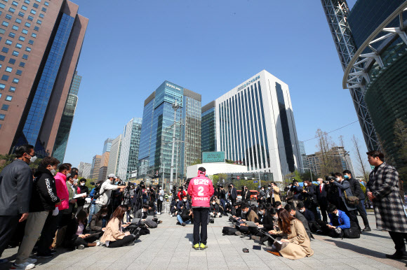 제21대 국회의원 선거를 하루 앞둔 14일 서울 종로 국회의원 후보로 출마한 미래통합당 황교안 대표가 서울 종로구 보신각 앞에서 대국민 기자회견을 하고 있다. 2020.4.14  연합뉴스