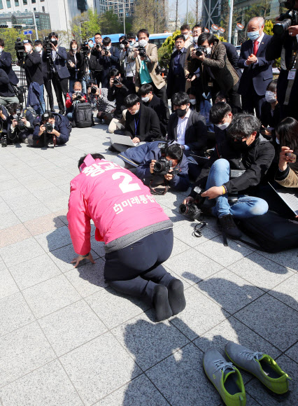 제21대 국회의원 선거를 하루 앞둔 14일 서울 종로 국회의원 후보로 출마한 미래통합당 황교안 대표가 서울 종로구 보신각 앞에서 대국민 기자회견을 하며 국민에게 큰절을 하고 있다.  2020.4.14  연합뉴스