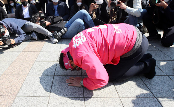 제21대 국회의원 선거를 하루 앞둔 14일 서울 종로 국회의원 후보로 출마한 미래통합당 황교안 대표가 서울 종로구 보신각 앞에서 대국민 기자회견을 하며 국민에게 큰절을 하고 있다.  2020.4.14  연합뉴스