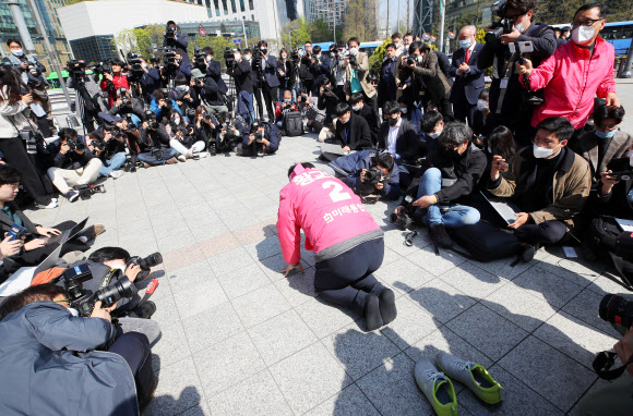 제21대 국회의원 선거를 하루 앞둔 14일 서울 종로 국회의원 후보로 출마한 미래통합당 황교안 대표가 서울 종로구 보신각 앞에서 대국민 기자회견을 하며 국민에게 큰절을 하고 있다.  2020.4.14  연합뉴스