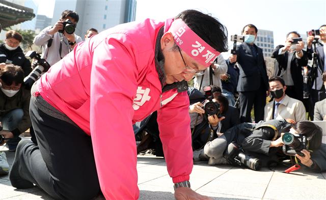 황교안 미래통합당 종로구 후보가 14일 서울 종로구 보신각앞에서 기자회견을 마치고 지지를 호소하며 큰절을 하고 있다. 2020.4.14 뉴스1