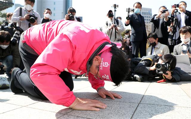 황교안 미래통합당 종로구 후보가 14일 서울 종로구 보신각앞에서 기자회견을 마치고 지지를 호소하며 큰절을 하고 있다. 2020.4.14 뉴스1