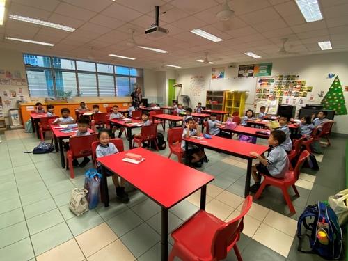 책상 양옆으로 떨어져 앉아 수업을 받는 싱가포르 초등학생들.  옹 예 쿵 교육부장관 페이스북