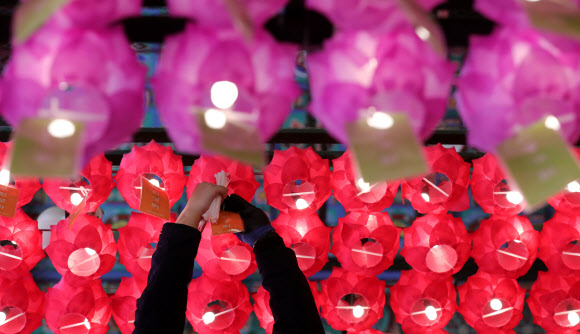 부처님 오신 날을 약 보름 앞둔 14일 오전 서울 종로구 조계사에서 관계자들이 부처님 오신 날 기념 연등을 달고 있다. 2020.4.14  연합뉴스