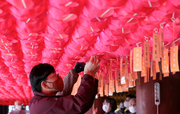 부처님 오신 날을 약 보름 앞둔 14일 오전 서울 종로구 조계사에서 관계자들이 부처님 오신 날 기념 연등을 달고 있다. 2020.4.14  연합뉴스