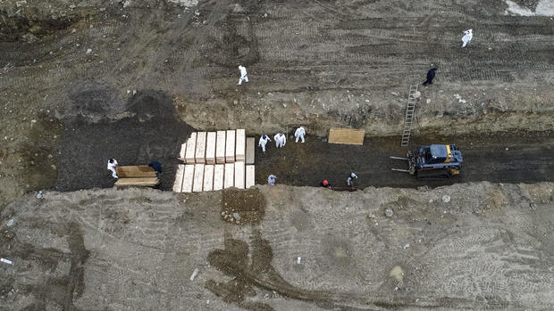 미국 하트 섬에서 코로나 사망자를 매장하고 있다. 출처:트위터