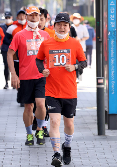 4·15 총선을 하루 앞두고 국민의당 안철수 대표가 14일 오전 서울 금천구 독산사거리 부근에서 국토 종주 달리기 유세를 펼치고 있다. 2020.4.14  연합뉴스