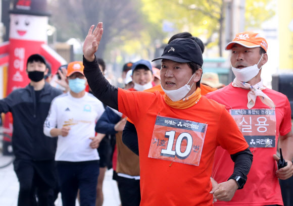 4·15 총선을 하루 앞두고 국민의당 안철수 대표가 14일 오전 서울 금천구 독산사거리 부근에서 국토 종주 유세를 펼치며 시민들에게 손을 들어 인사하고 있다. 2020.4.14  연합뉴스