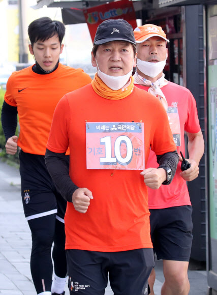 4·15 총선을 하루 앞두고 국민의당 안철수 대표가 14일 오전 서울 금천구 독산사거리 부근에서 국토 종주 유세를 펼치고 있다. 2020.4.14  연합뉴스