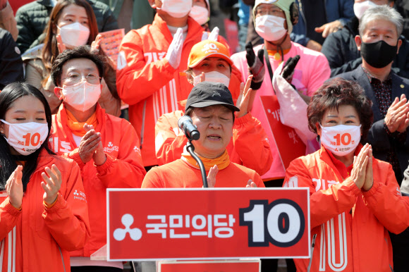 국민의당 안철수 대표가 제21대 국회의원선거를 하루 앞둔 14일 오후 서울시청에서 국토 종주 유세를 마친 후 기념행사를 하고 있다. 2020.4.14  연합뉴스
