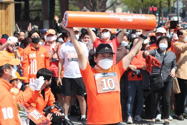 안철수 국민의당 대표가 14일 오후 서울 종로구 이순신 동상앞에서 국토 대종주 퍼포먼스를 하고 있다.  안철수 대표는 지난 1일 여수 이순신 광장에서 ‘통합의 천리길 국토 대종주’를 시작해 400㎞를 넘게 달려 이날 광화문 광장에 도착했다. 2020.4.14 뉴스1