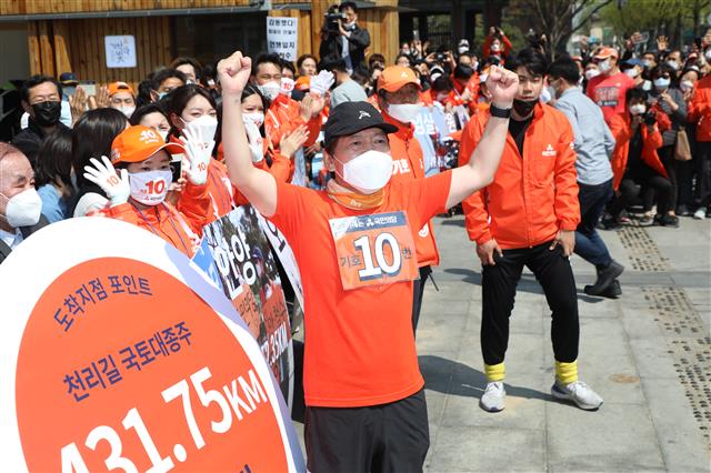 안철수 국민의당 대표가 14일 오후 서울 종로구 이순신 동상앞에서 국토 대종주 퍼포먼스를 하고 있다.  안철수 대표는 지난 1일 여수 이순신 광장에서 ‘통합의 천리길 국토 대종주’를 시작해 400㎞를 넘게 달려 이날 광화문 광장에 도착했다. 2020.4.14 뉴스1