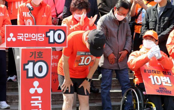 국민의당 안철수 대표가 제21대 국회의원선거를 하루 앞둔 14일 오후 국토 종주를 마친 후 세종문화회관 계단에서 열린 기념행사에서 인사하고 있다. 2020.4.14  연합뉴스