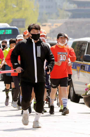 국민의당 안철수 대표가 제21대 국회의원선거를 하루 앞둔 14일 오후 국토종주 유세를 하며 서울 시내를 통과하고 있다. 2020.4.14  연합뉴스