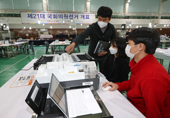 제21대 국회의원선거 하루 전인 14일 오후 광주 북구 개표소인 전남대 스포츠센터에서 개표 사무원들이 교육을 받고 있다. 2020.4.14  연합뉴스
