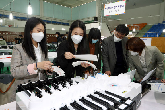제21대 국회의원선거 하루 전인 14일 오후 광주 북구 개표소인 전남대 스포츠센터에서 개표 사무원들이 투표지 분류기를 점검하고 있다. 2020.4.14  연합뉴스