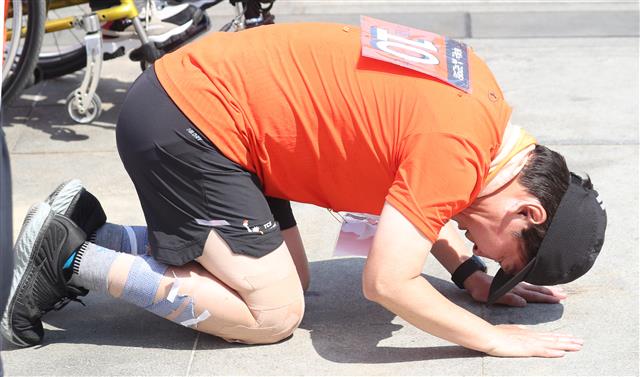 안철수 국민의당 대표가 14일 오후 서울 종로구 이순신 동상앞에서 국토 대종주를 마치고 큰절을 하고 있다. 안철수 대표는 지난 1일 여수 이순신 광장에서 ‘통합의 천리길 국토 대종주’를 시작해 400㎞를 넘게 달려 이날 광화문 광장에 도착했다. 2020.4.14 뉴스1